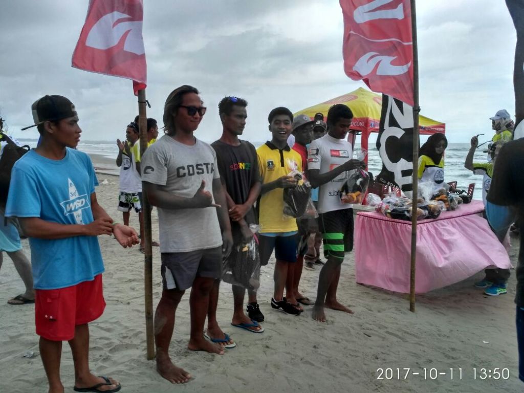 ANAK JAMBU MEWAKILI BANTEN PADA KOMPETISI SURFING "SURFING CONTEST OPEN CLASS" DI PANTAI PANJANG PROVINSI BENGKULU